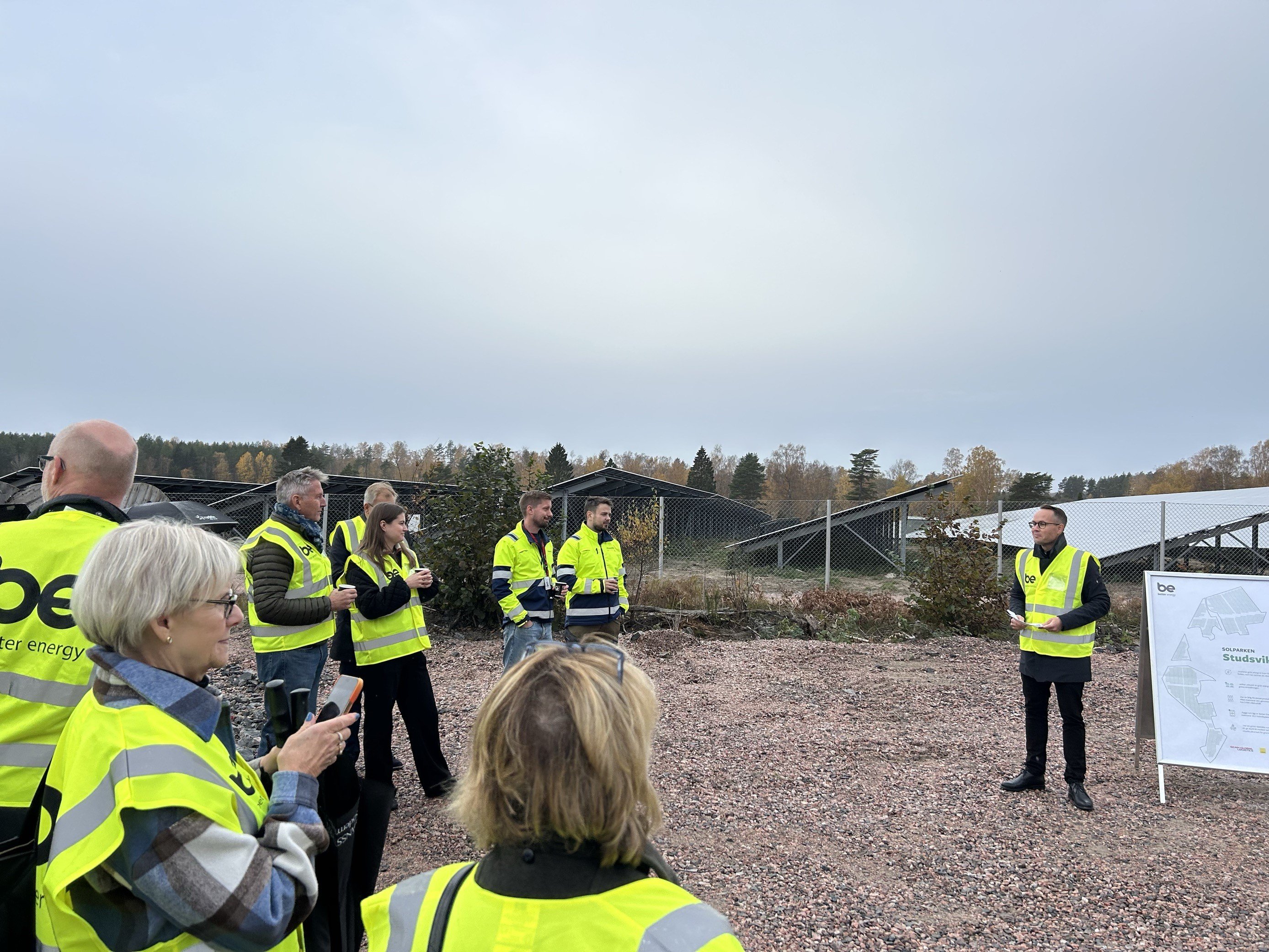 Billede af folk samlet ved åbningen af en ny solcellepark. 