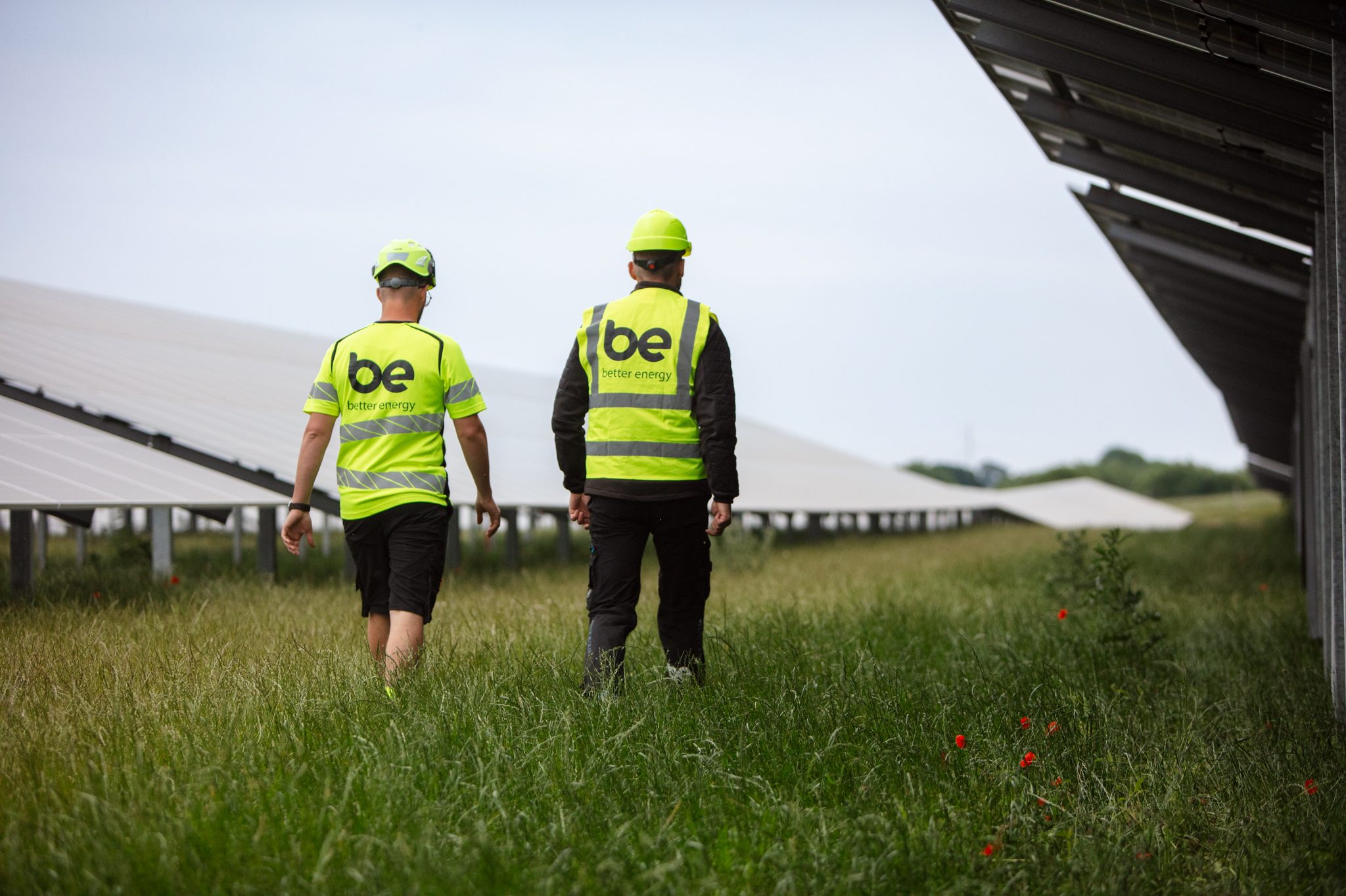 Billede af medarbejdere i solcellepark